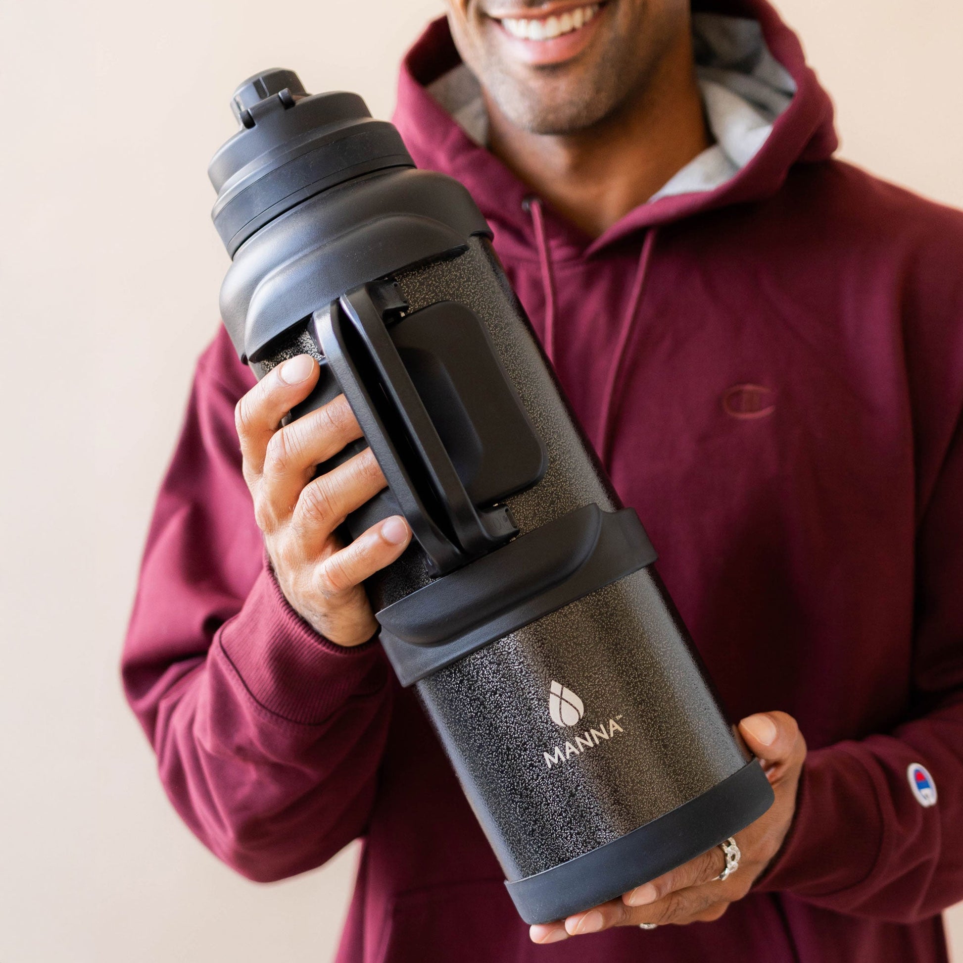 4l-titan-bottle-135-oz-a5 5Manna_Website_Lifestyles-29.jpg